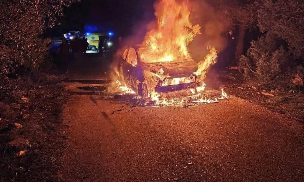 Μαφιόζικη εκτέλεση στην Μάνδρα: Καρέ-καρέ η στιγμή που φλέγεται το αυτοκίνητο του Χρήστου Γιαλιά (Βίντεο)